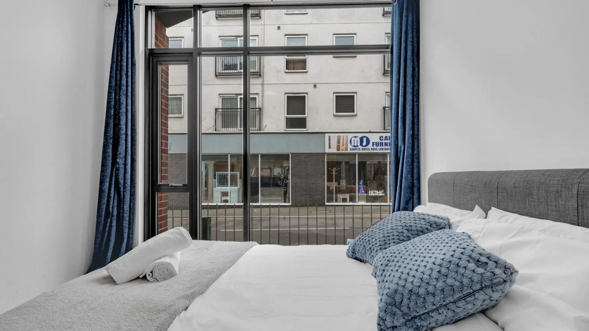 Luxury Heathrow Airport Apartment Yiewsley