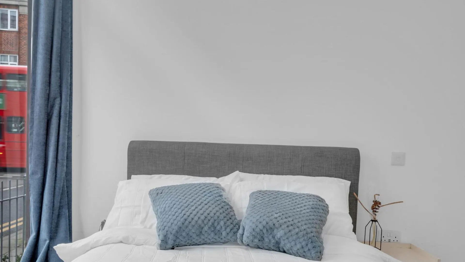 Luxury Heathrow Airport Apartment Yiewsley